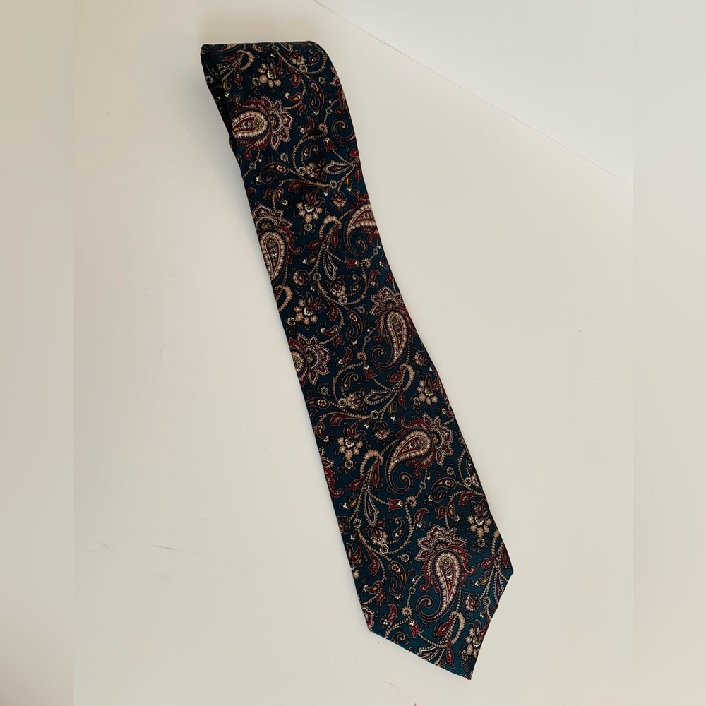 IZOD Paisley Print Silk Tie. Excellent Used Condition! - Picture 2 of 4